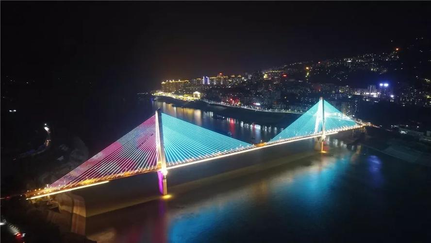 夔门长江大桥喜迎新面貌色彩斑斓网友直呼美爆了