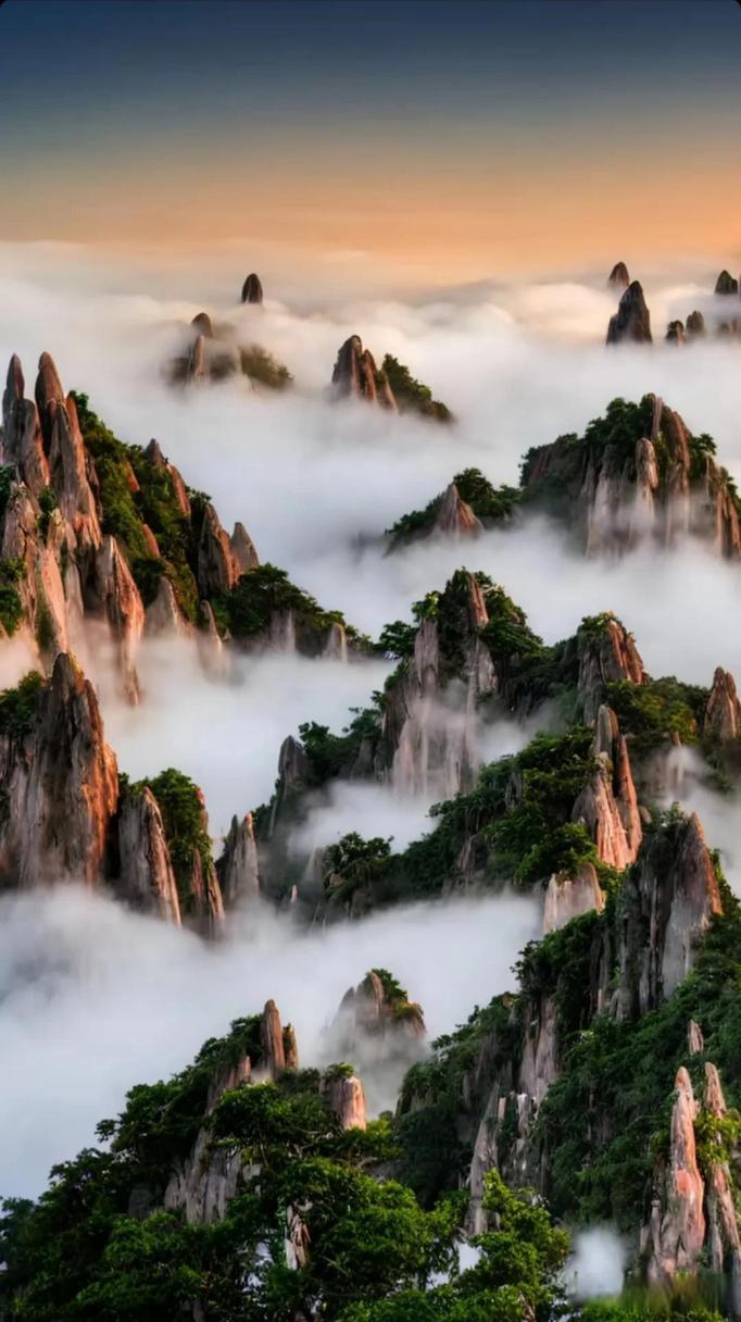 这里的山巍峨壮观,缭绕云雾,被誉为中国最美的山脉之一.