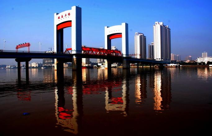  p>瓯南大桥(ounan bridge),又称鳌江三桥,是中国浙江省温州市境内