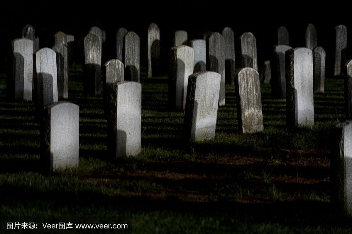 恐怖的美国墓地墓地在晚上