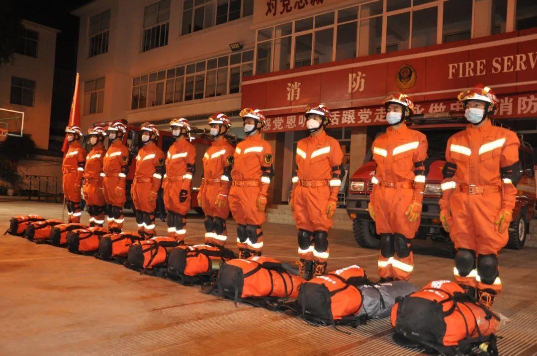 彻夜未眠云南消防救援队伍挺进震中持续开展救援