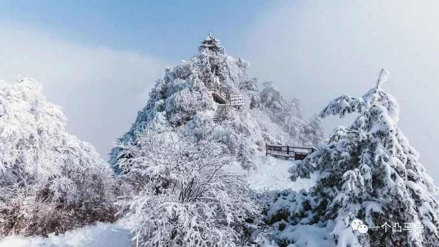 冬天的老君山是一个冰雪覆盖的世界充满了美丽的风景和独特的体验
