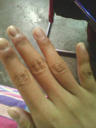 我想第1,3,5个手指涂粉色第2,4个手指乳白色好看吗?