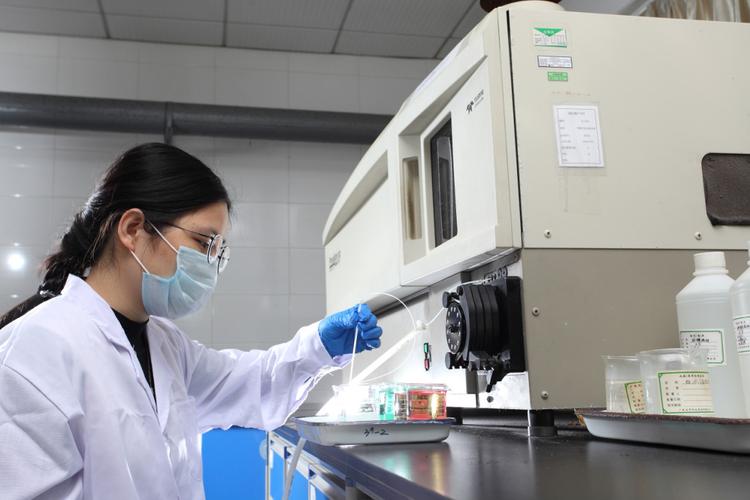 广东光华科技股份有限公司研发人员正在进行实验