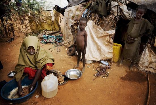 晒晒非洲正在挨饿的孩子们