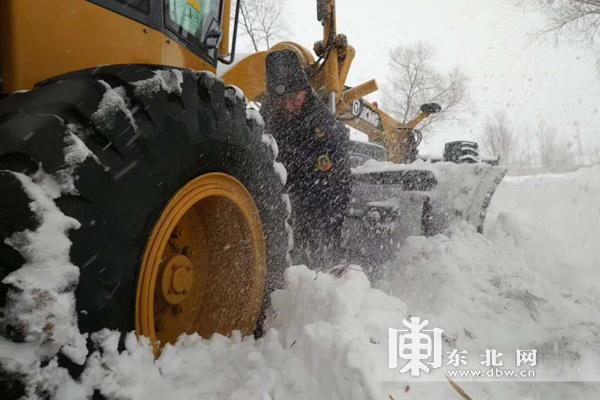 哈尔滨市公路部门连续清雪作业 确保国省干线公路安全畅通-东北网