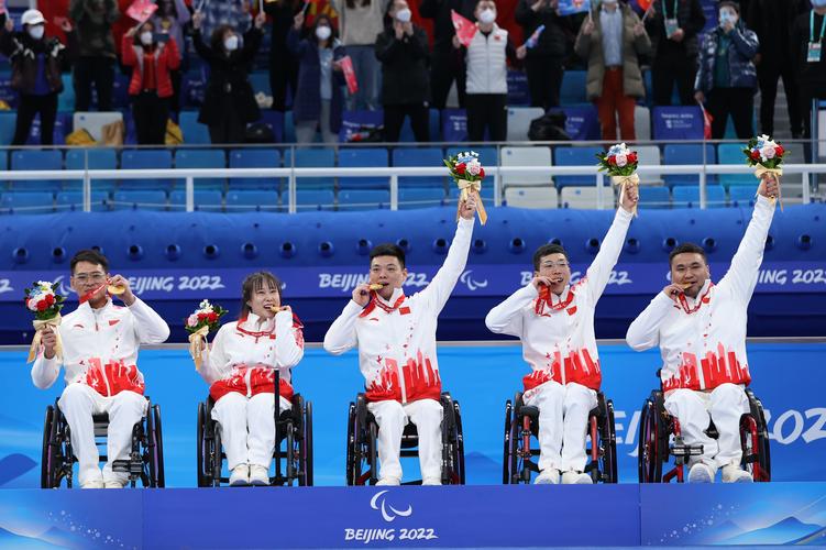 3月12日,2022年冬残奥会轮椅冰壶颁奖仪式,中国队选手孙玉龙,闫卓