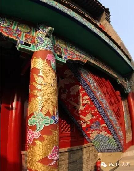 藏经楼门口的柱子雕龙画凤,彩绘非常精美.