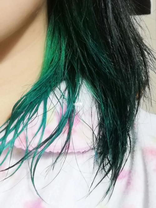 绿千禧挑染非常的个性～将发尾区域加入了高亮度的挑染～让整体发色