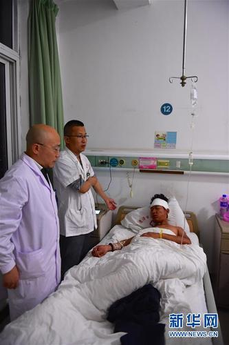 事故伤者在鹰潭市人民医院接受治疗(5月15日摄).