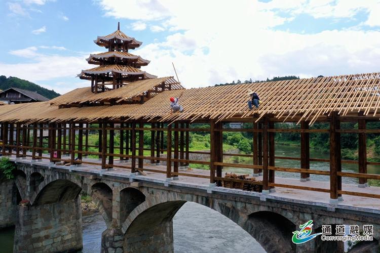 7月10日,双江镇塘冲村,工匠在修建侗寨风雨桥.