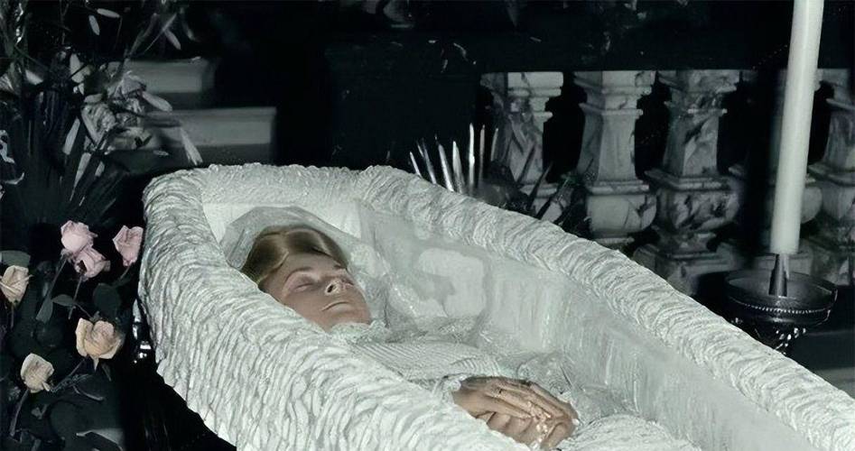 戴安娜去世:被封入635斤铅棺中独葬小岛,查尔斯一次都没去看过_王室