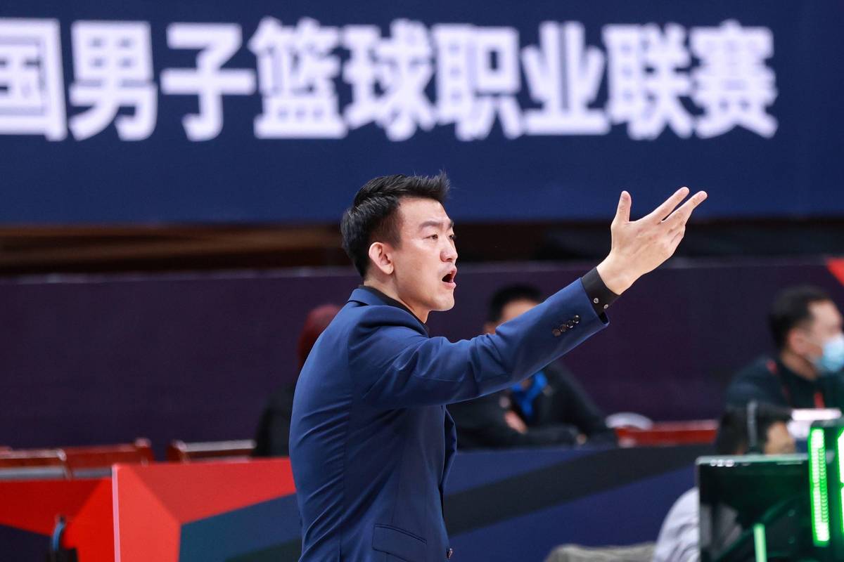 10月20日,浙江广厦控股队主教练王博在场边指挥比赛.
