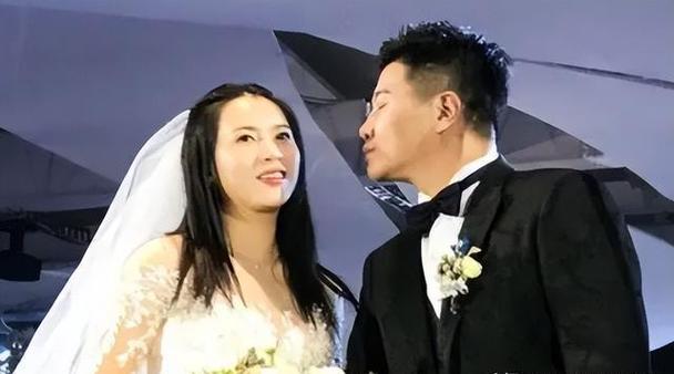2019年,李金羽在个人账号上晒出了和妻子的恩爱照片,妻子长得特别