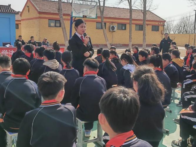 杨小营中心小学法治宣讲团成员窦金杰在吉科中学围绕青少年犯罪的原因