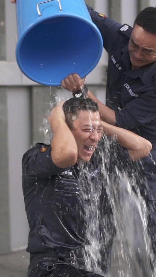 曝光一支幕后花絮,刘德华在刘青云的协助下时隔六年再次进行冰桶挑战