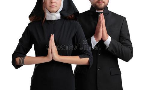 天主教修道士修女和神父祈祷隔离的向一白色的b一ckground.照片