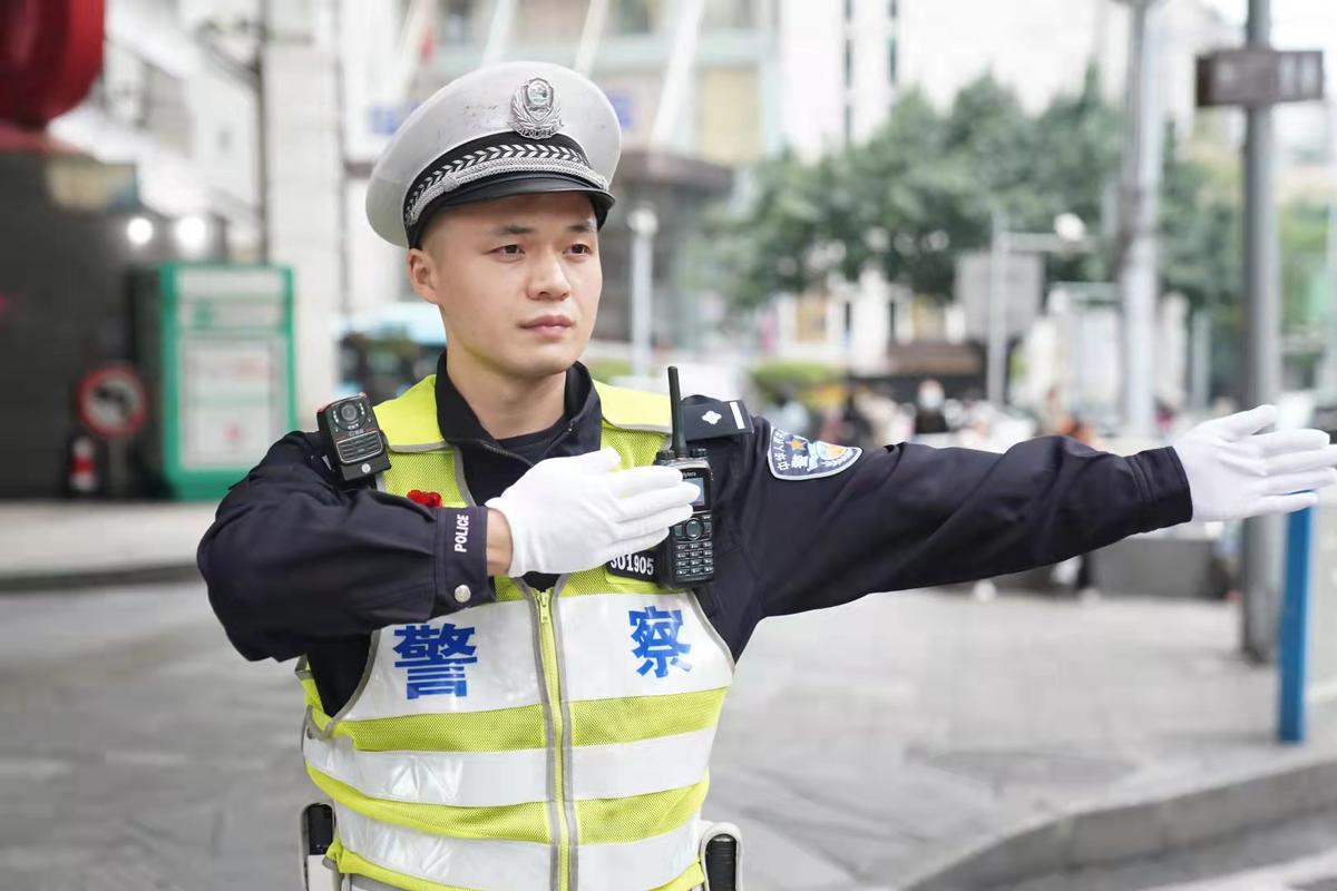 渝中温暖"熊抱民警"蒋光东:救人是警察本能,我不出手,会后悔一辈子