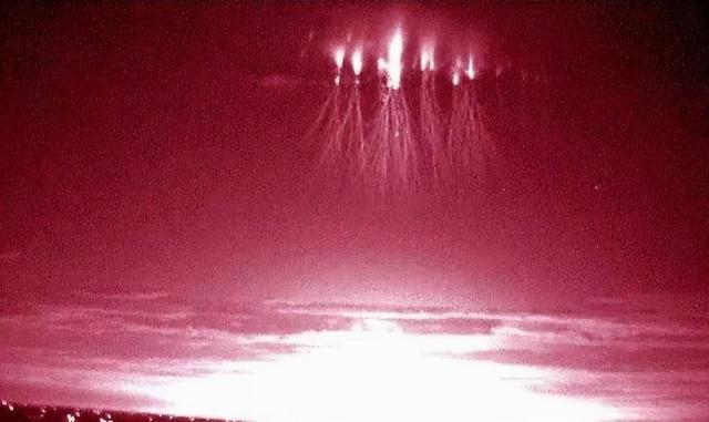 喜马拉雅山再现红色精灵闪电,宛如射向太空的信号,怎么形成的?