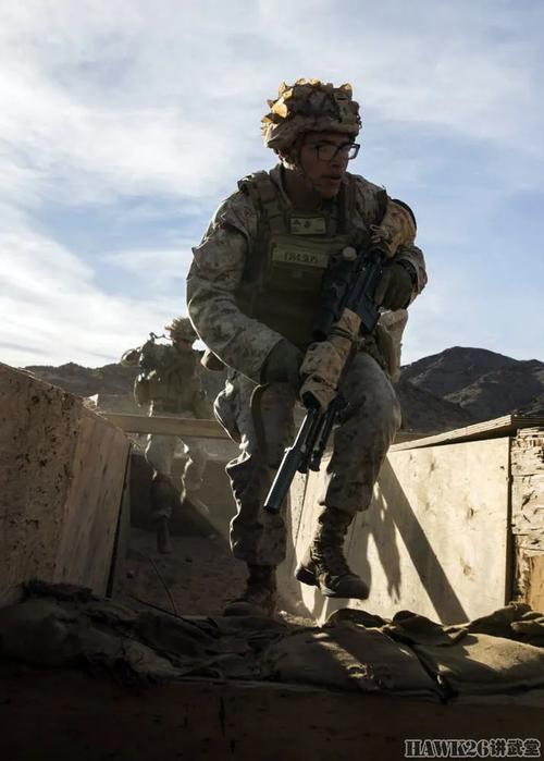 美国海军陆战队接收第三代防弹背心采用激光切割技术更适合女兵