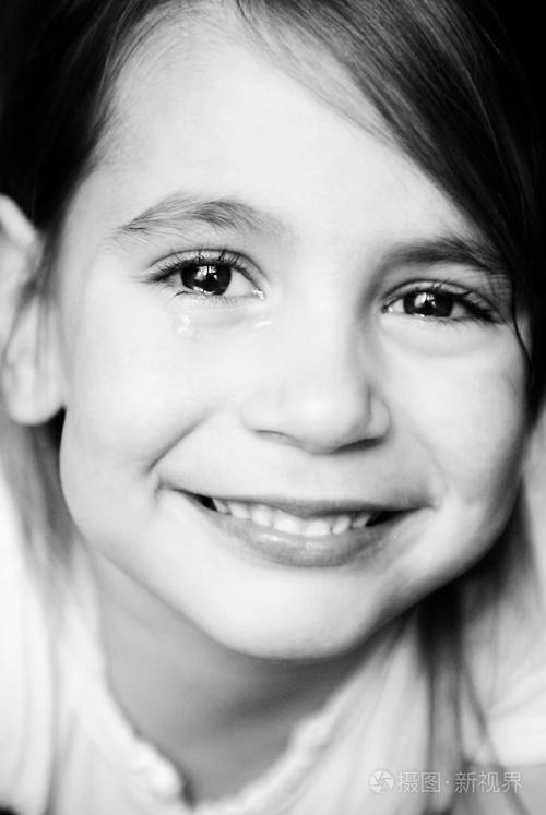 微笑和哭泣的小女孩