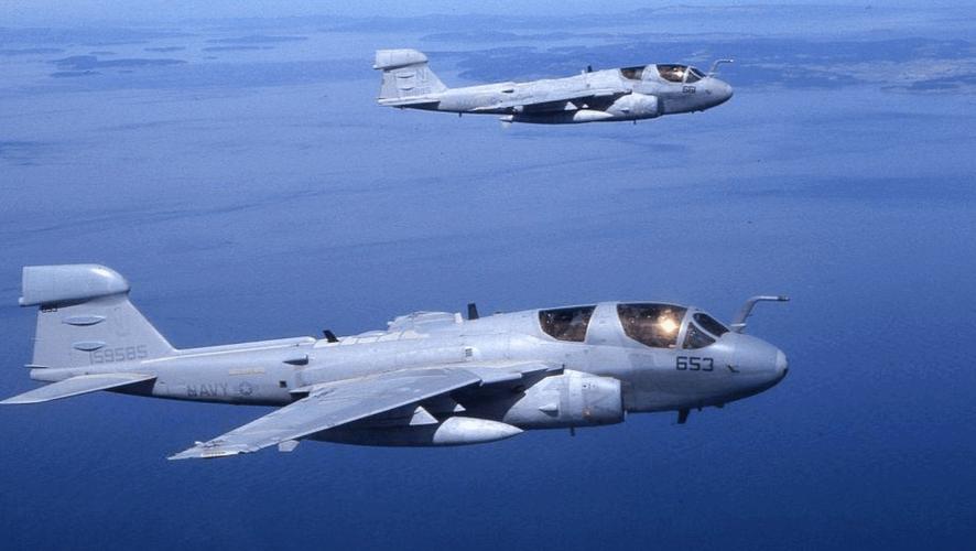 美军徘徊者电子战飞机它搭载在航母上面主要负责干扰雷达