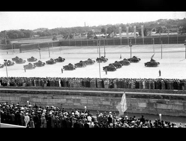 1950年10月1日,中国人民解放军坦克部队通过天安门广场.
