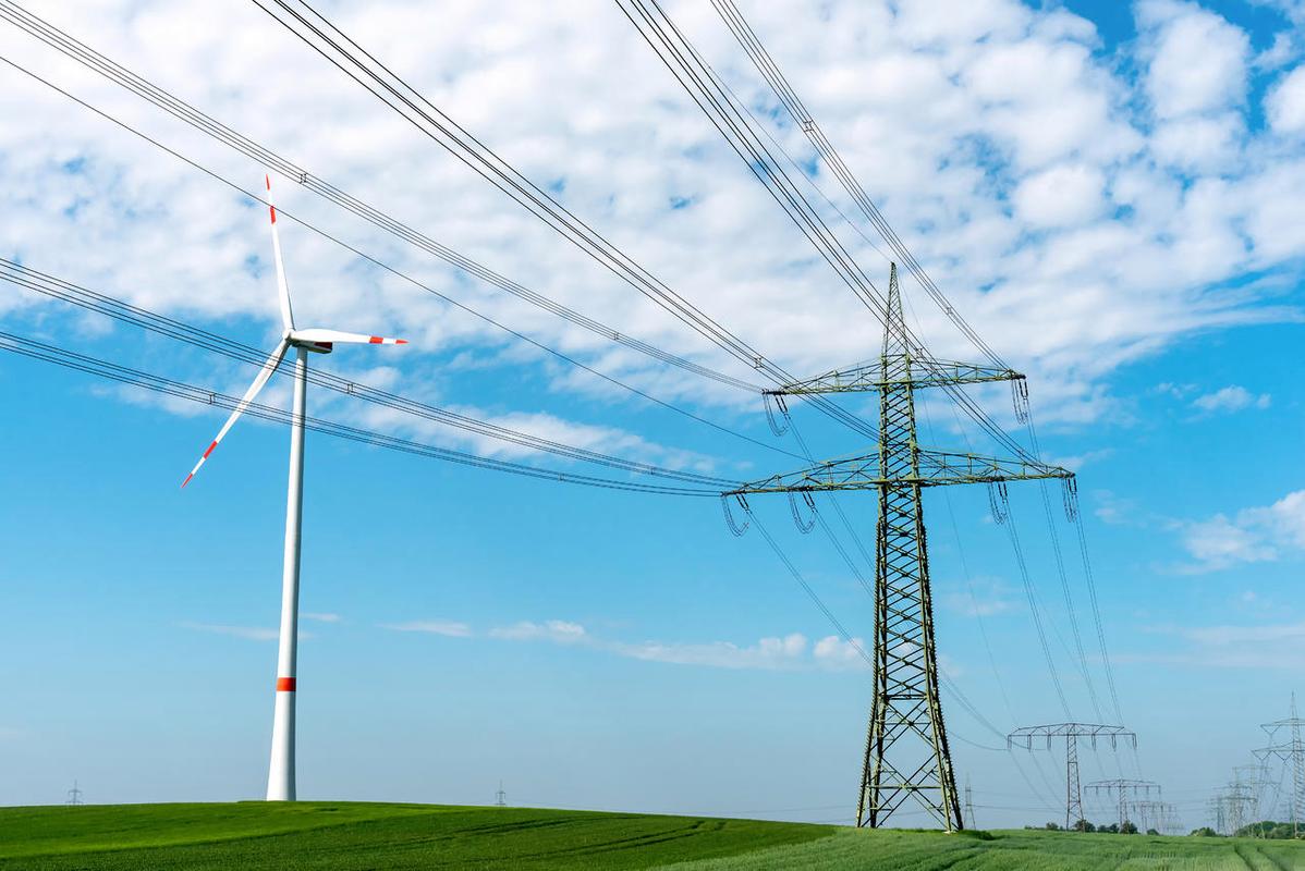 德国出现的电力线和风力涡轮机新能源发电