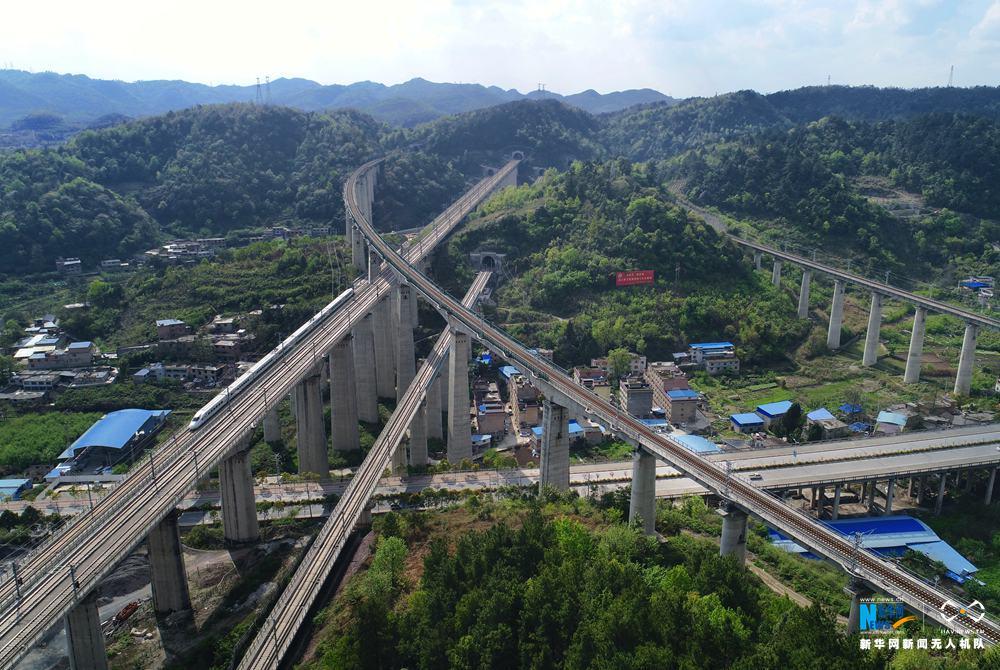 壮观航拍贵州高铁五洞五桥形似五龙出海