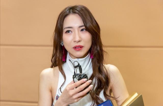 《kkbox香港风云榜》颁奖礼闭幕,tvb女歌手菊梓乔夺得人气大奖