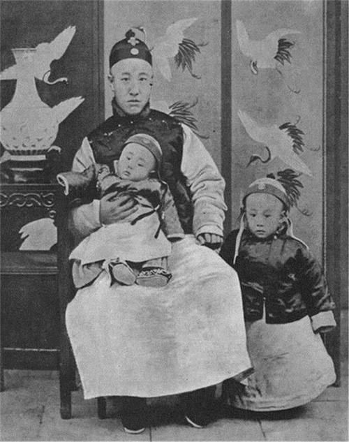 醇亲王载沣的家庭照第一张丰神俊朗最后一张实属罕见