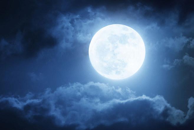天空中一轮圆月高清图片