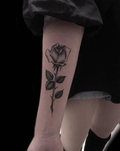 玫瑰纹身图片_手臂纹身图案