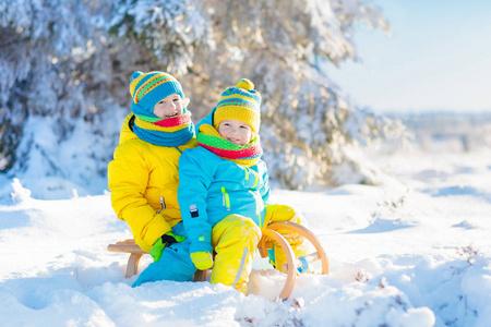 小女孩和男孩喜欢坐雪橇.儿童雪橇.幼儿骑雪橇.