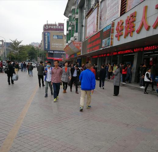 周末的深圳,依然有很多人在街头找工作,现场行李遍地