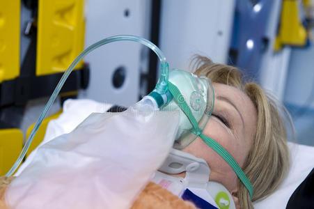 卫生保健概念氧气面罩置于病人的护理除臭喷雾雾化矢量设置.
