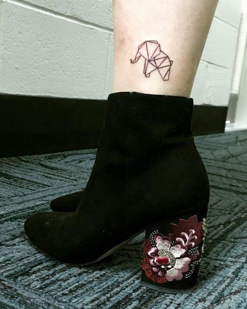 几何动物纹身女生脚踝上黑色的大象纹身图片