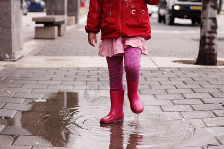 雨天穿红色雨靴的小女孩腿图片