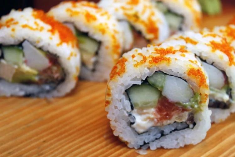 寿司饭团与普通的白米饭不同,它既是一团饭也是一道菜,更有型,更有色,