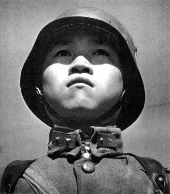 中国最著名的一幅抗战图像是摄影大师罗伯特卡帕所拍摄,实至名归!