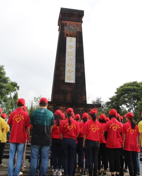 志愿者瞻仰西山坡烈士纪念塔