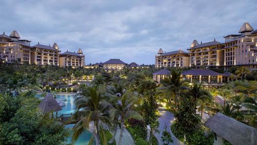 来宾可携亲朋好友在海南雅居乐莱佛士酒店享受全球领先的度假体验