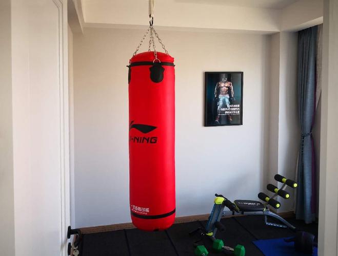何哥喜欢健身,因此特意留出健身房的空间,红色拳击沙袋,点燃整个房间