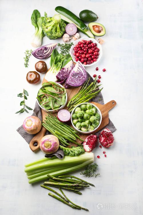 桌面上健康的季节性蔬菜供健康烹饪之用