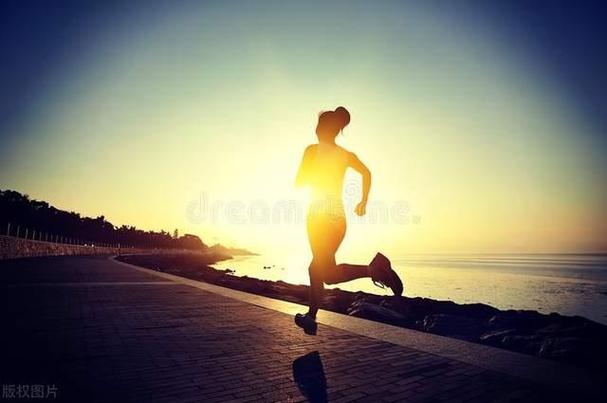跑步是一项很受欢迎的运动,许多人每天早晨或下班后都会跑步.