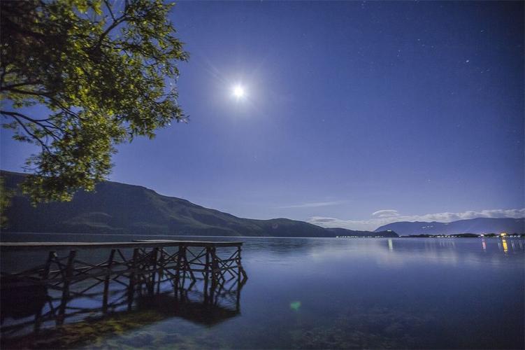(杨灿华 摄影)月色下的茈碧湖一片宁静,月光洒在湖面上,像是为湖面铺