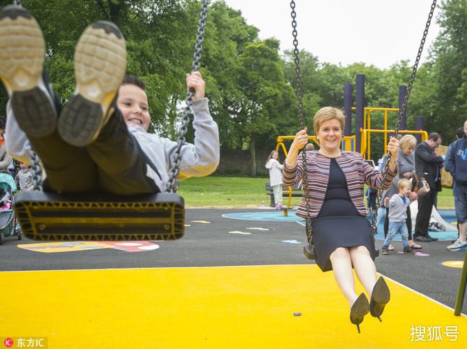 苏格兰首席大臣揭幕游乐园 穿短裙荡秋千太拼了