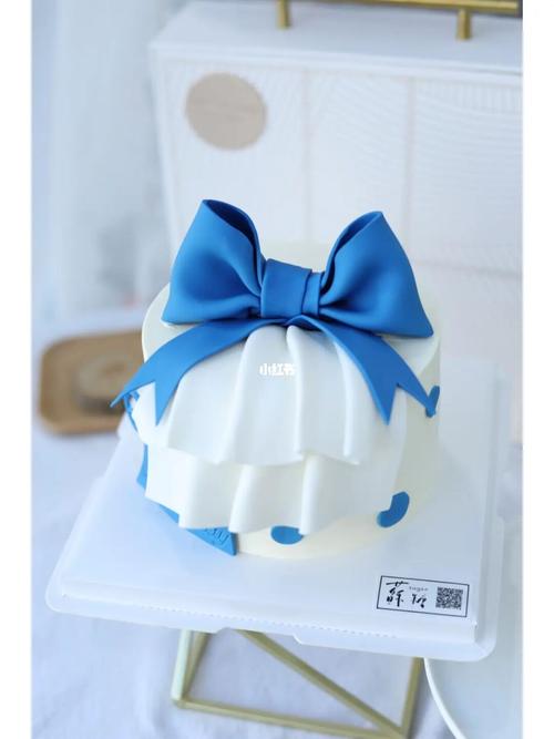 蓝色系蝴蝶结蛋糕