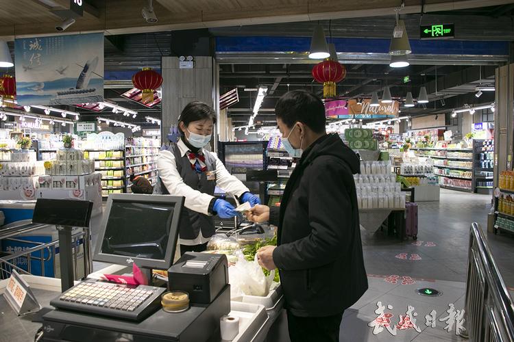 1月12日,凉州城区新乐超市收银员佩戴口罩,手套工作.