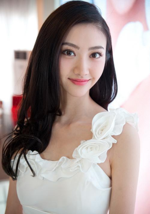 p>景甜(jing tian),1988年7月21日出生于陕西省西安市,华语影视女演员